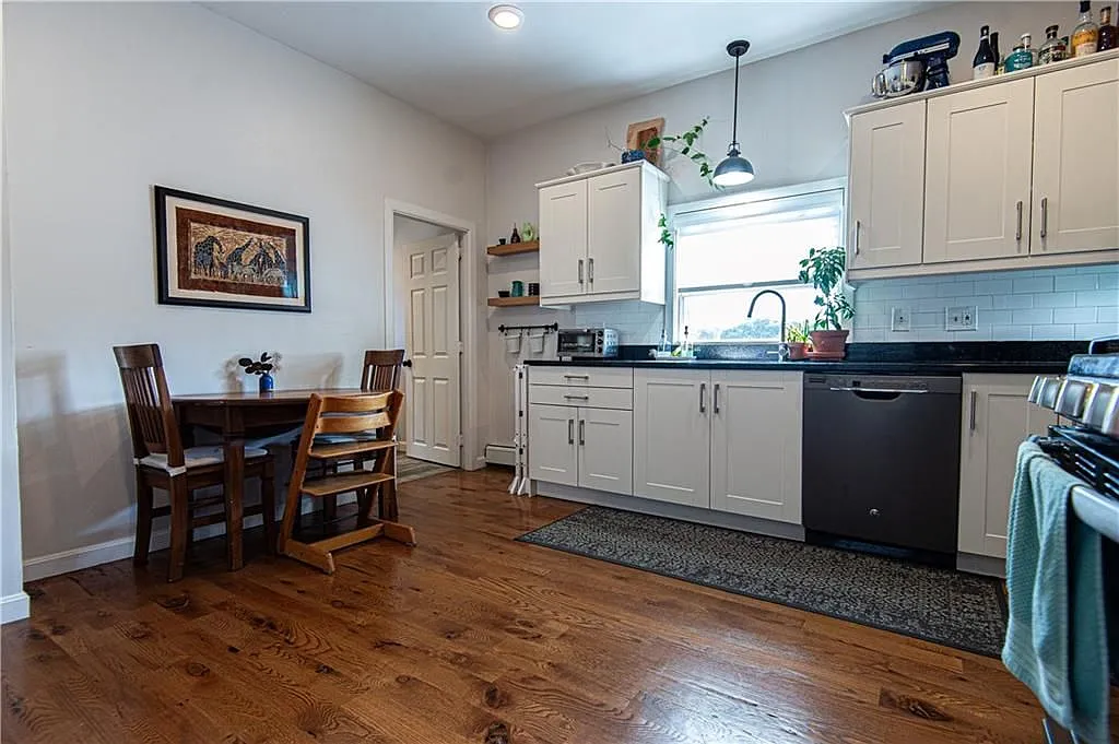 2 bed, 1.0 bath, 900 sqft, $2,000 — Photo 2