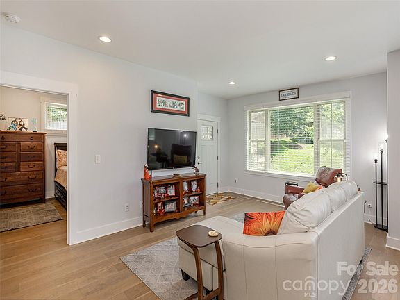 5th image of 37 Thornes Ln