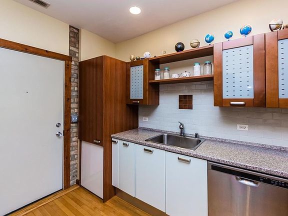 3rd image of 2025 W Arthur Ave #3C