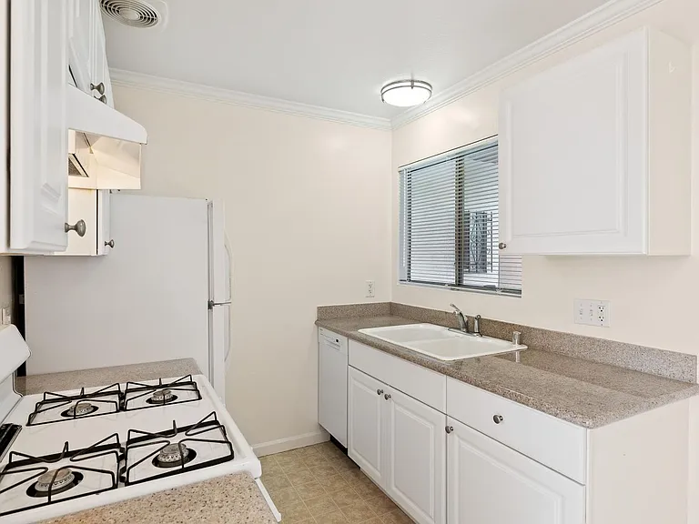 16p006 - 1435 3rd Ave — Photo 10