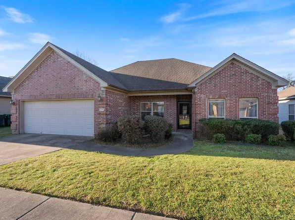 25 Chateaus Ln, Little Rock, AR 72210