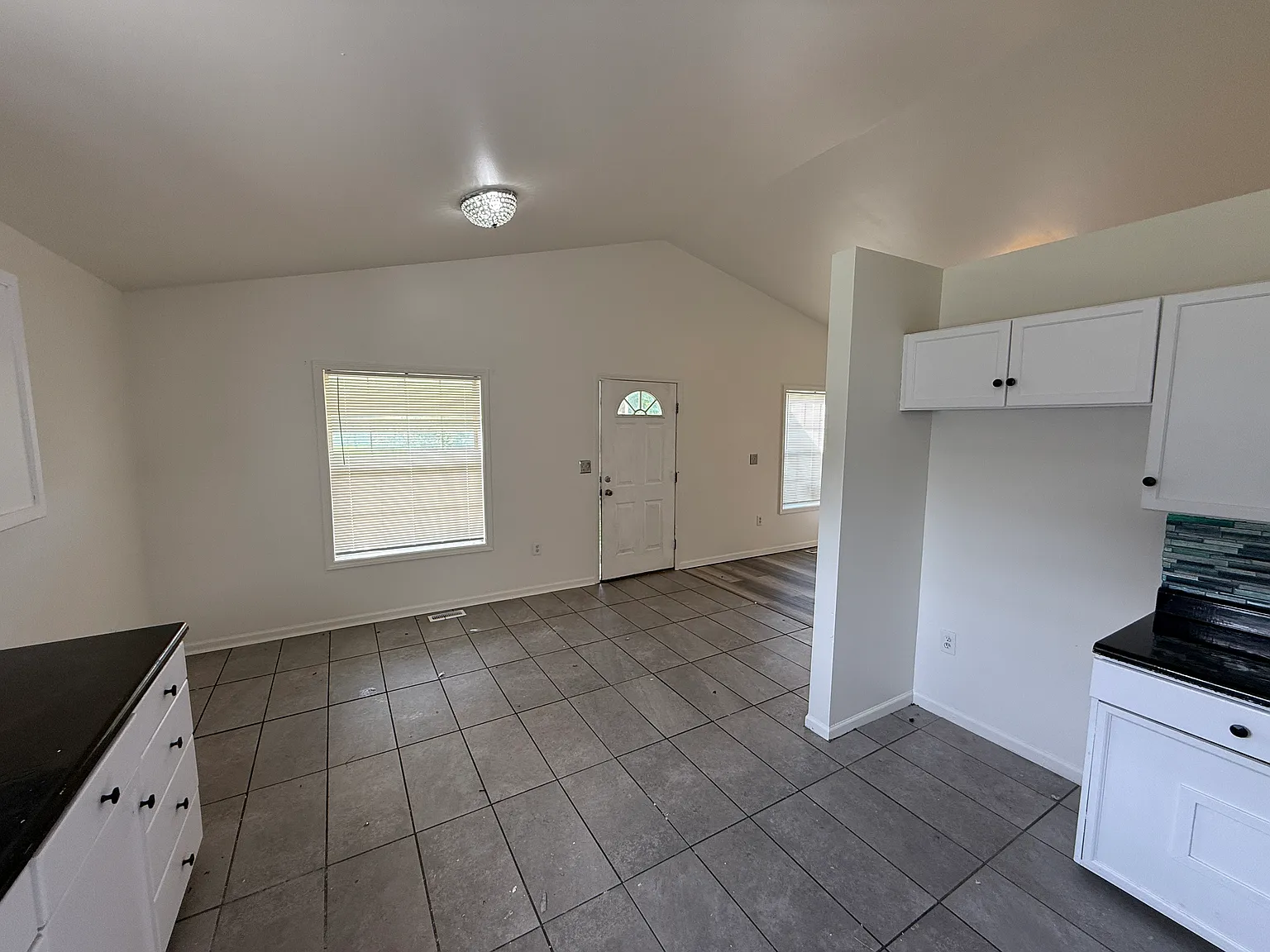 3 bed, 1270 sqft, $1,400 — Photo 2