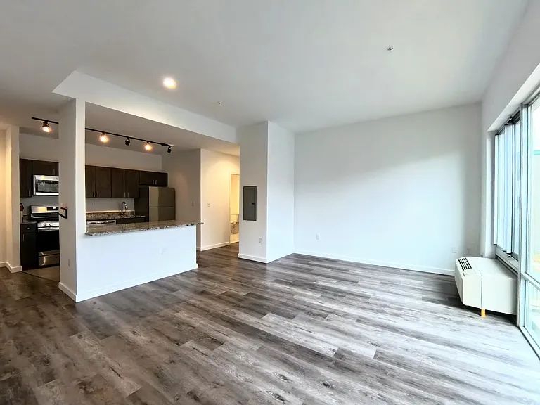 100 Evergreen Pl #4C — Photo 3