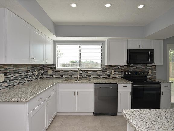3rd image of 2715 Country Place Dr