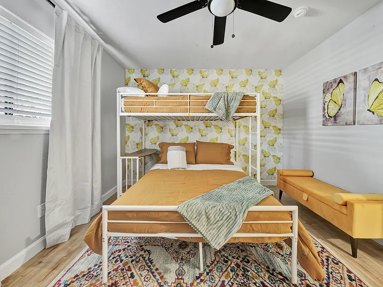 Full bed bottom and twin bed on top