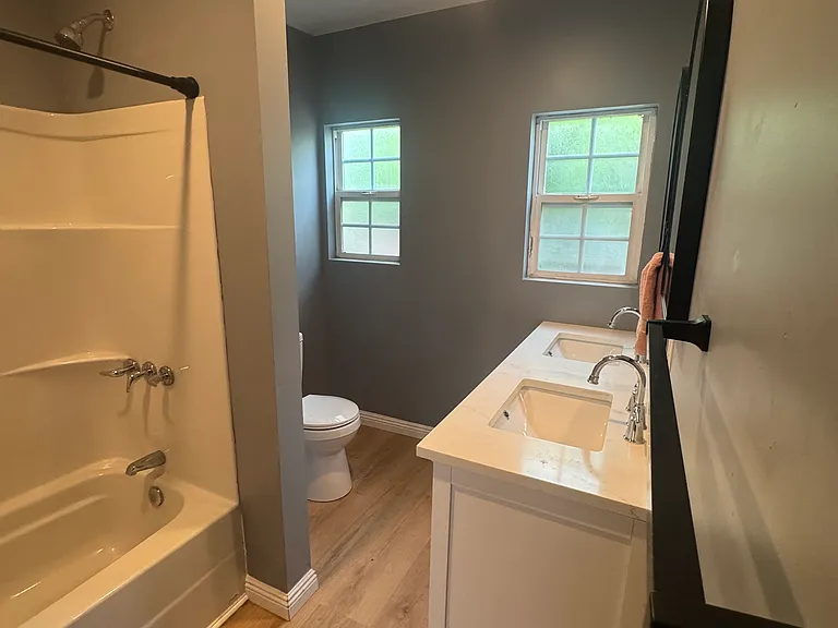Another photo of the main bathroom