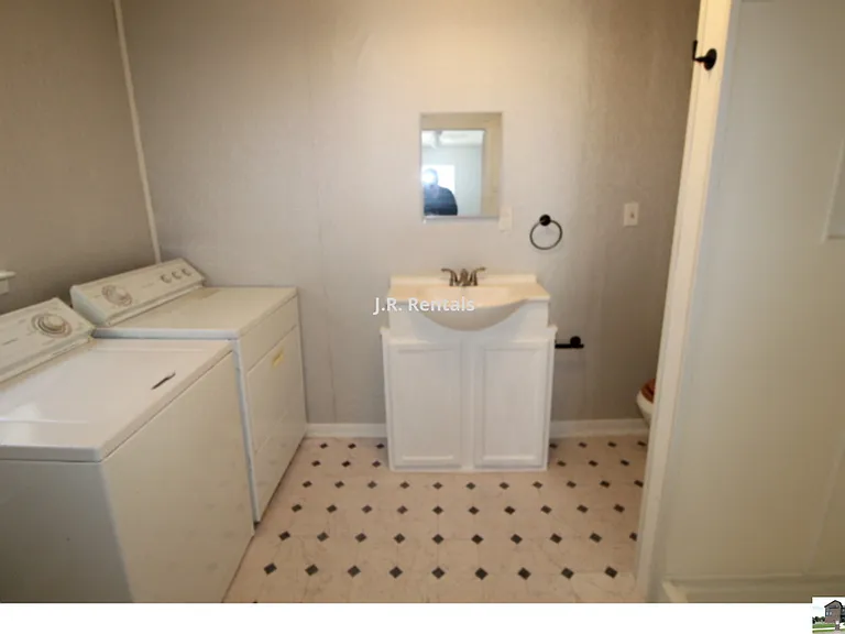 409 Short Ave — Photo 18