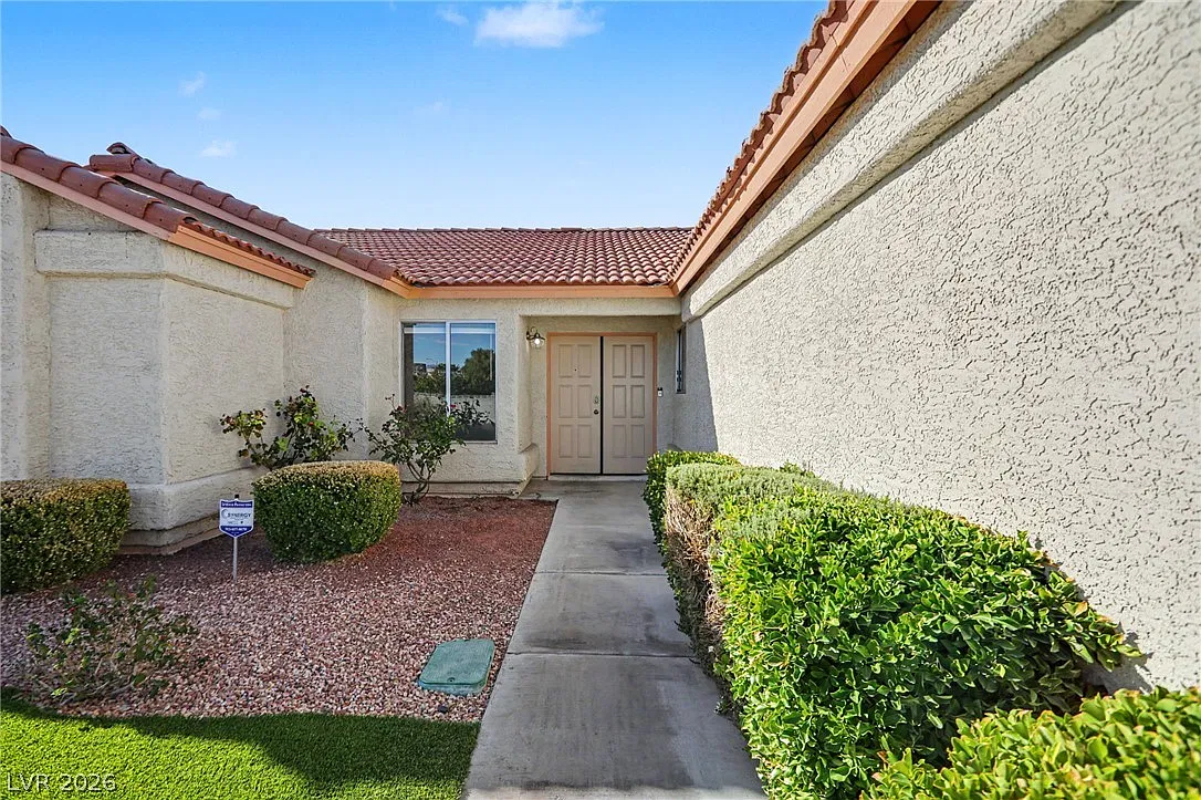 3 bed, 2.0 bath, 1424 sqft, $2,050 — Photo 3