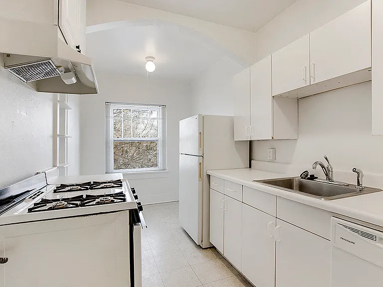 Corona Court Apartments — Photo 4