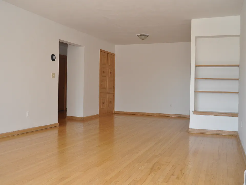 909 E Henry Clay St #304