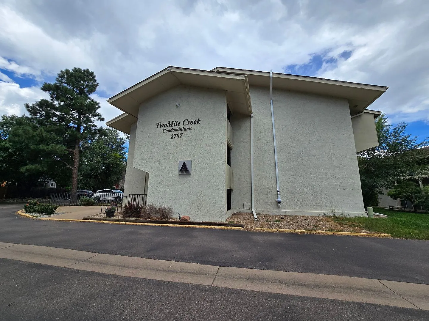 Two Mile Creek, Fresh and Modern Second Floor Condo — Photo 1