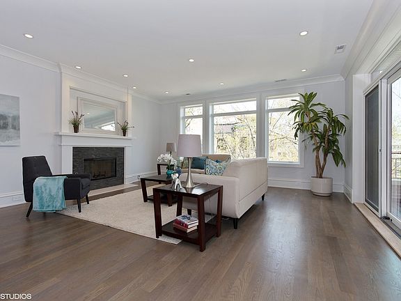 2nd image of 621 W Briar Pl Unit 4