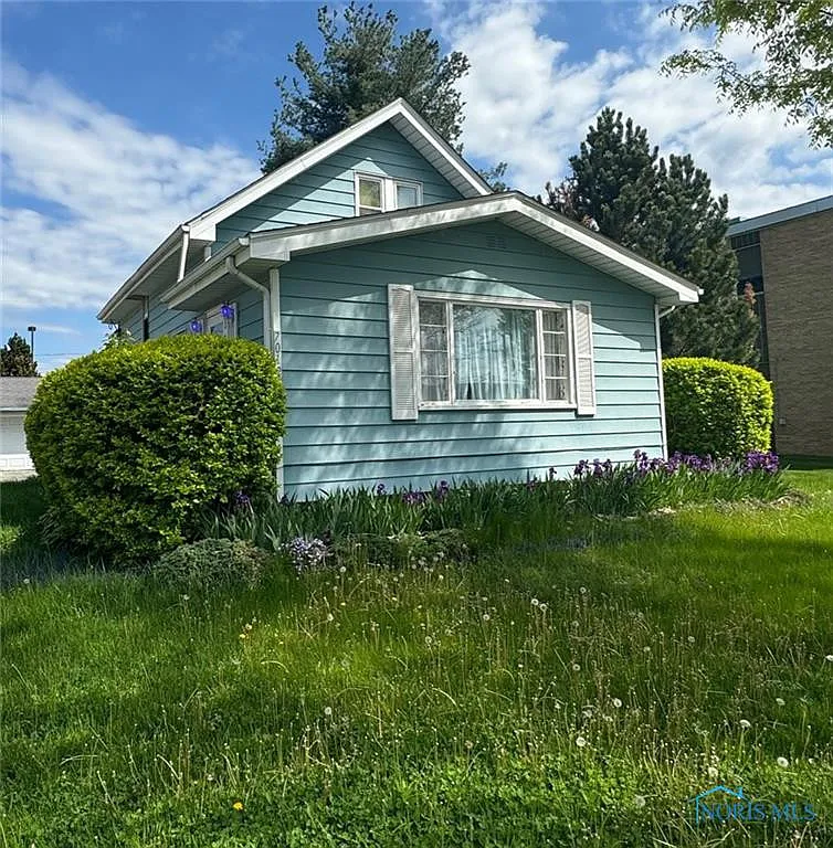 7012 Hall St photo 1