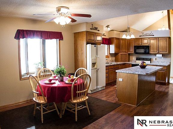 2nd image of 1425 N Michigan Ave