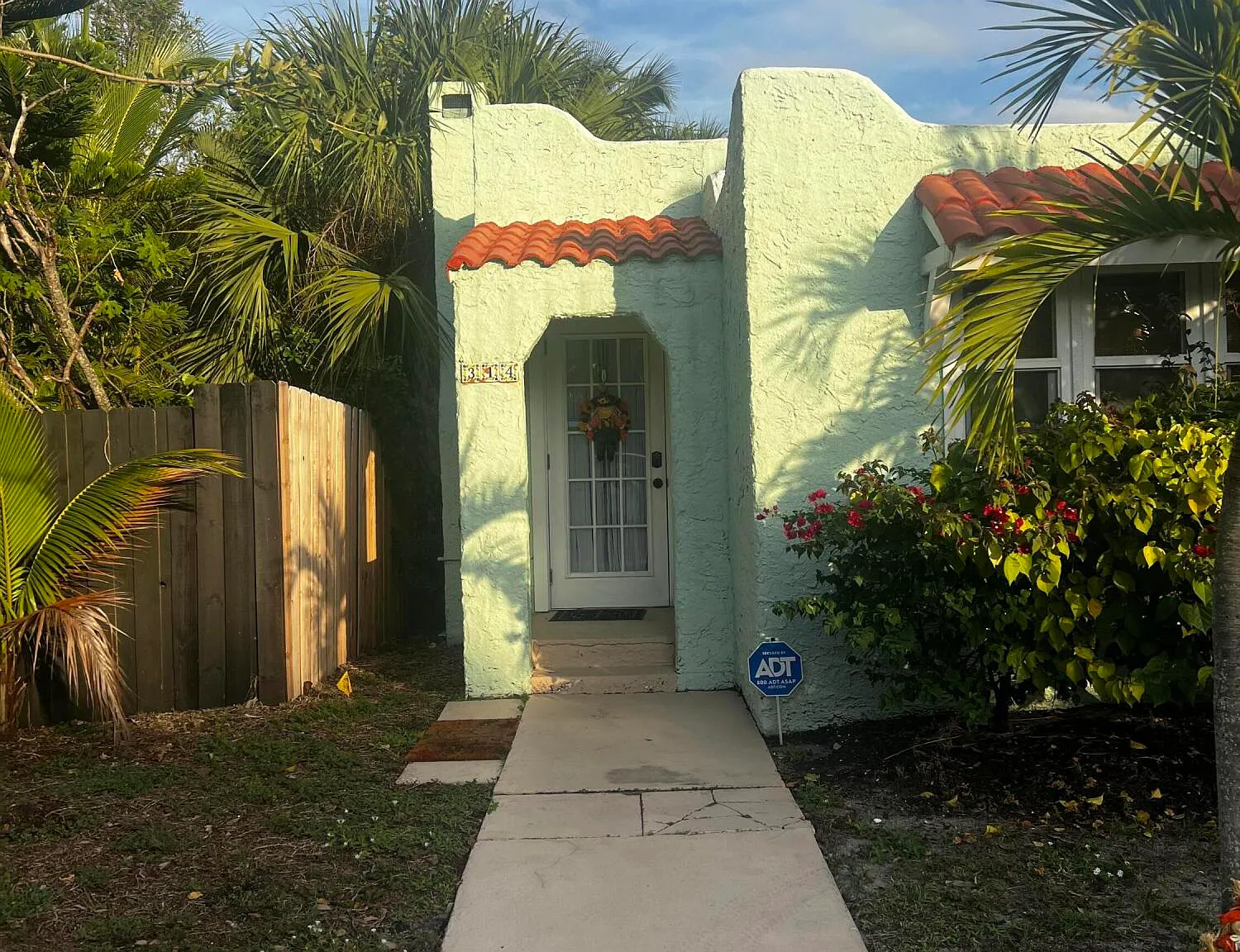 3 bed, 1.0 bath, 1094 sqft, $3,000 — Photo 2