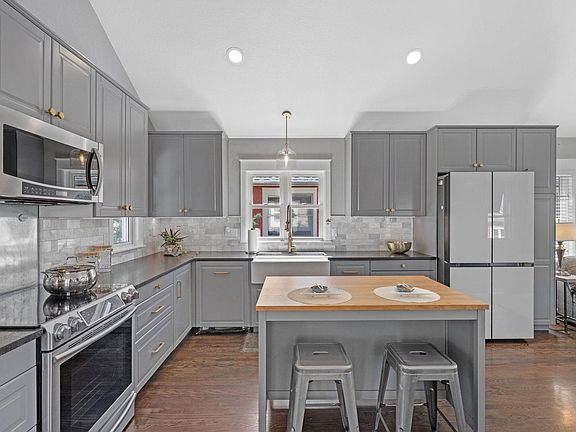 3rd image of 1029 Katy Ln