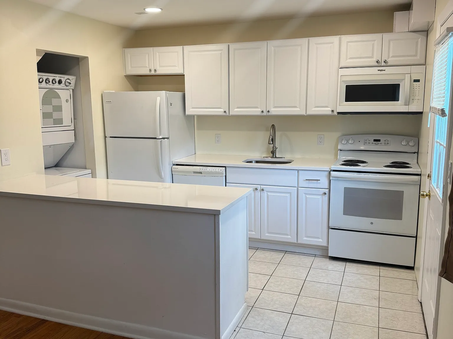 2 bed, 1.0 bath, 1200 sqft, $2,500 — Photo 3