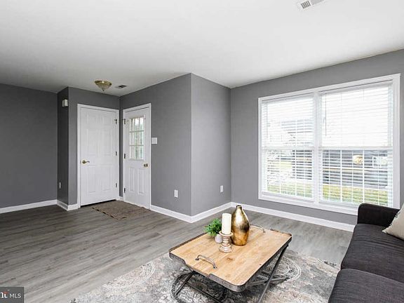 4th image of 46 Robindale Dr