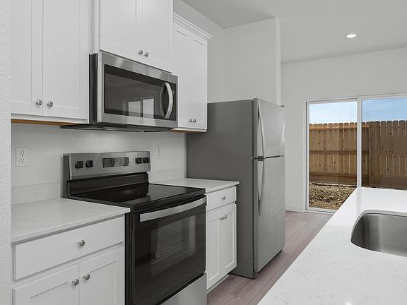 4th image of 829 Chatham Lane