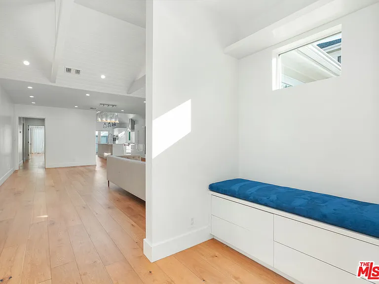 564 N Arden Blvd — Photo 3