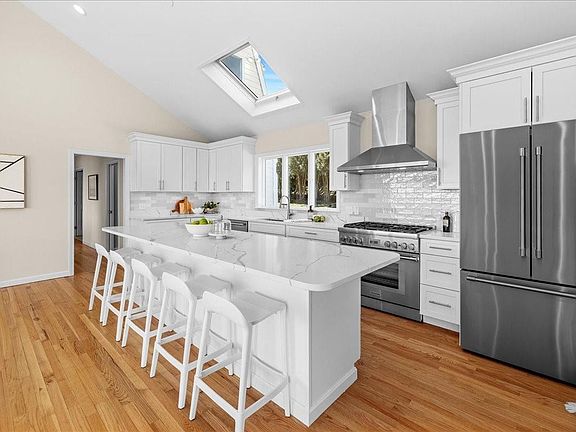 5th image of 95 Holman St