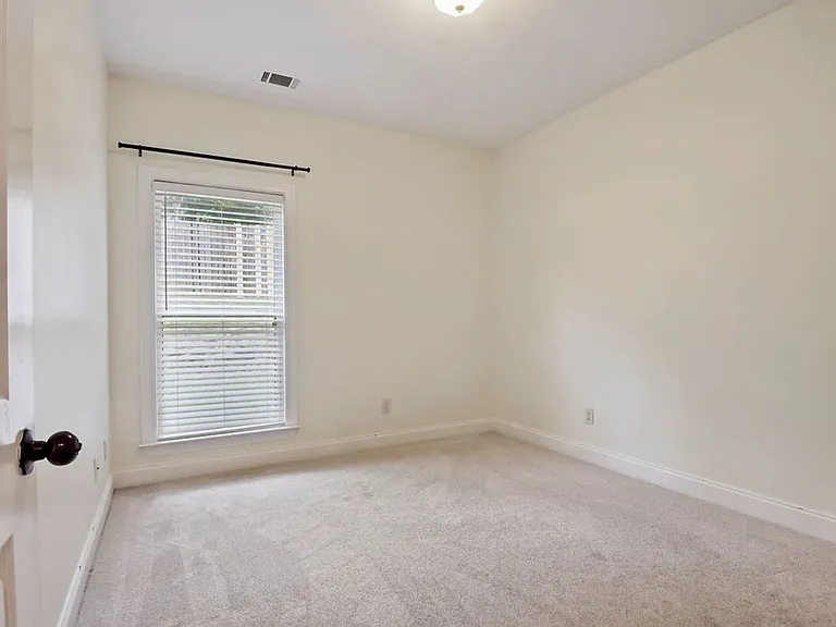 710 Valley St — Photo 32