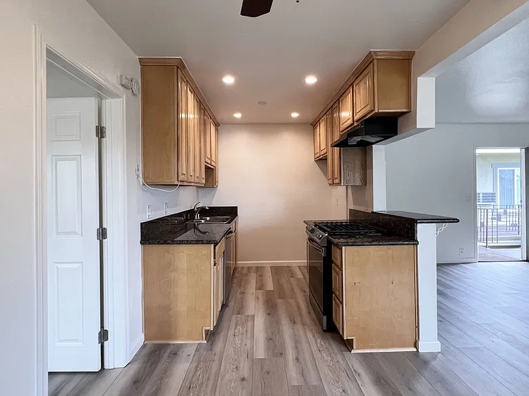 2642 W Porter Ave #12 — Photo 5