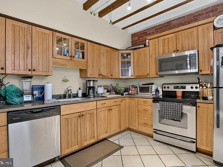 2528 Waverly St — Photo 3