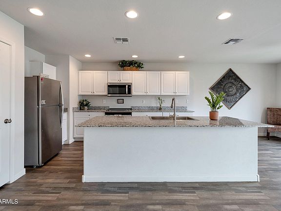 4th image of 802 W CAROLINE Street