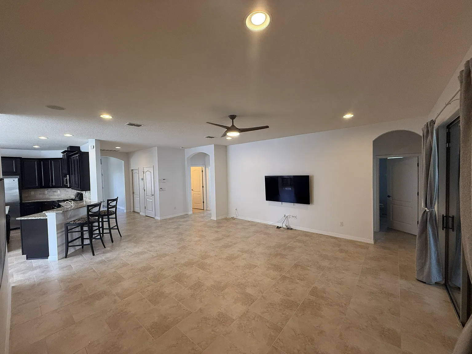 4 bed, 2.5 bath, 2286 sqft, $3,095 — Photo 3