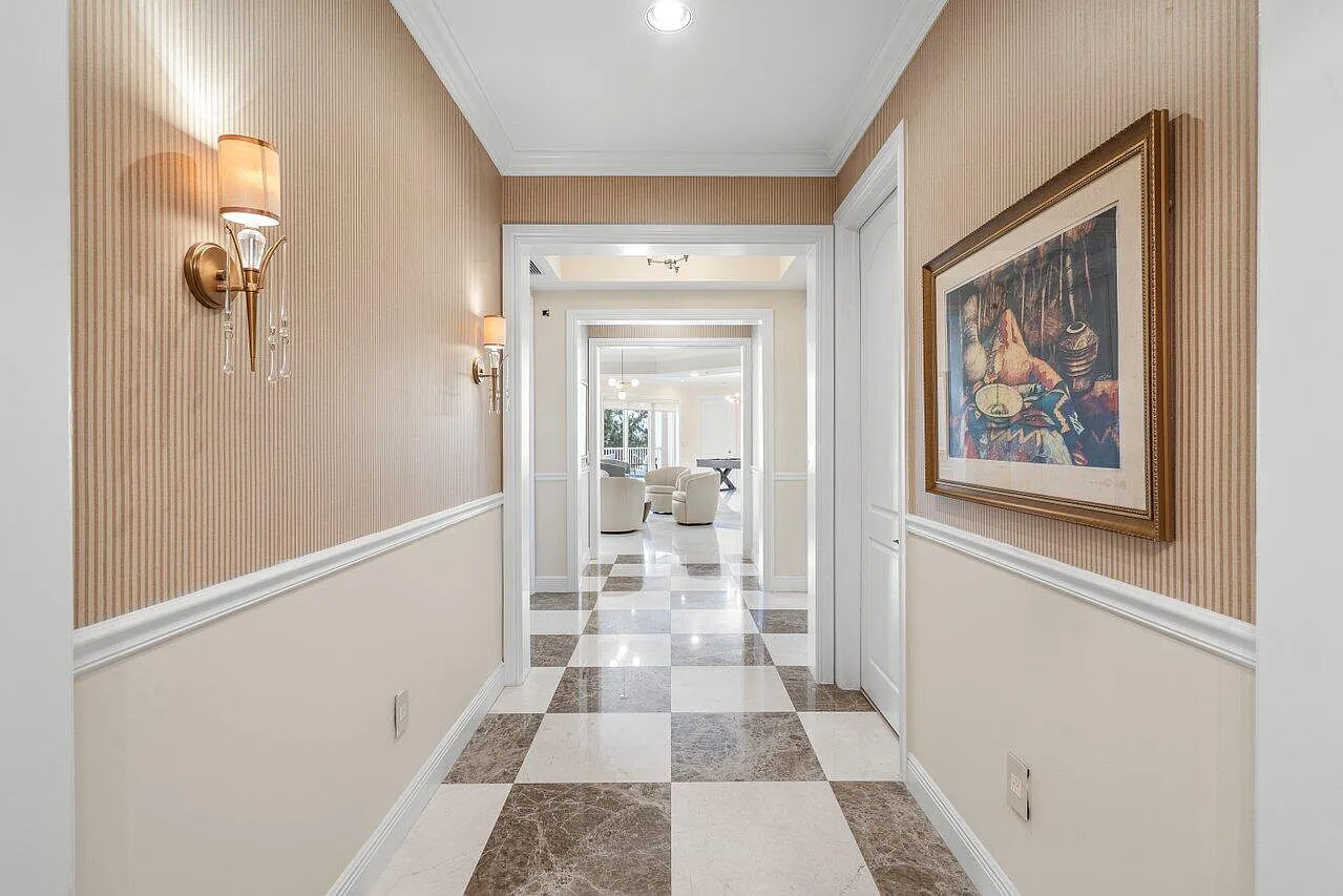 4 bed, 4.5 bath, 4828 sqft, $16,000 — Photo 4