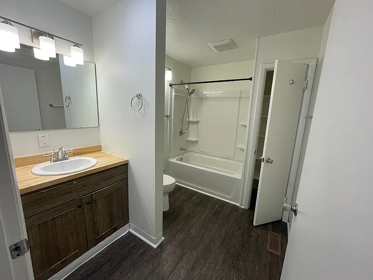 110 N Tyrone Dr — Photo 5