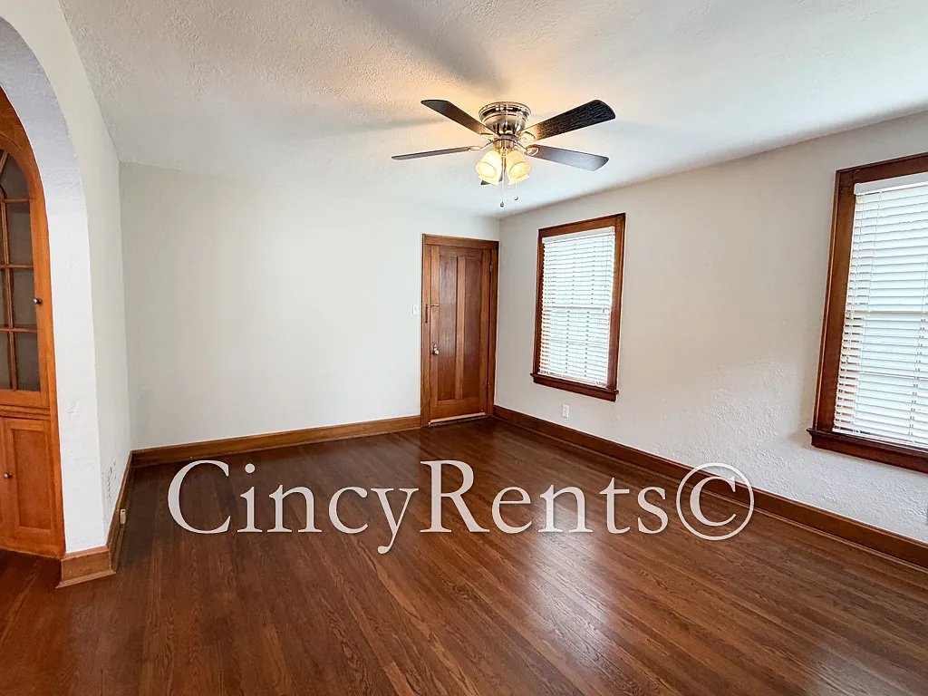 Beautiful 2 bedroom 1 bathroom Apartment Home -3434 Ault View Ave - Updated Kit and Bath- Hw Floo... — Photo 2