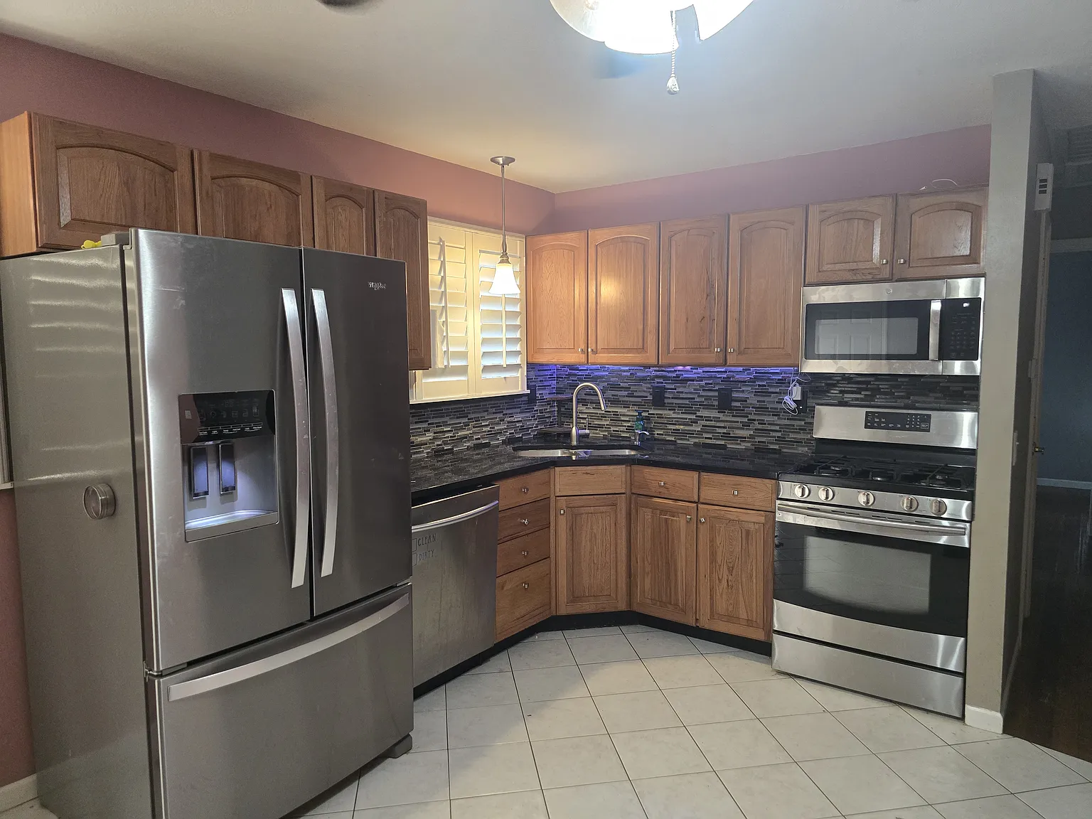 3 bed, 864 sqft, $2,000 — Photo 2