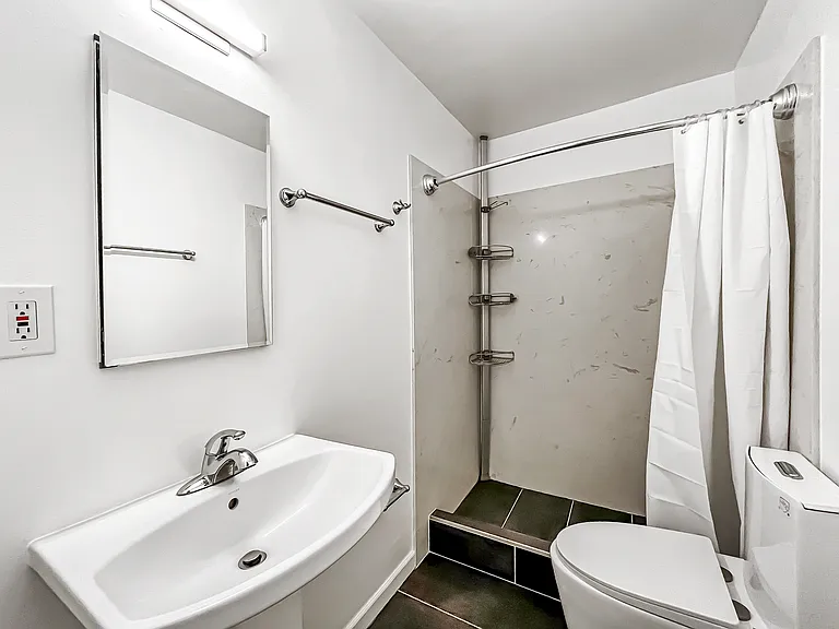 1644 Oxford St #8 — Photo 3