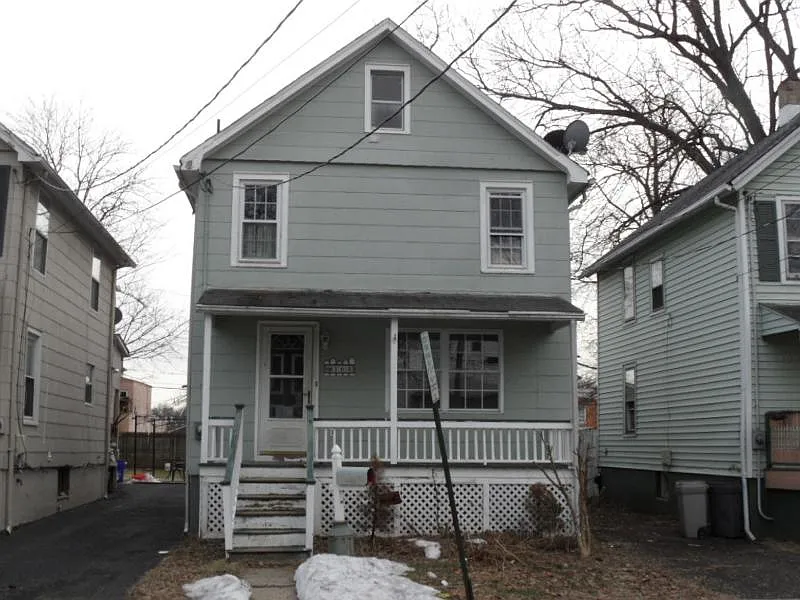 164 Linden Ave photo 1