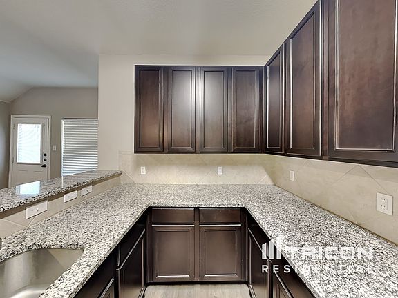 5th image of 1302 Kinglet Dr