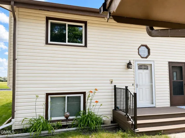 617 N 35th St, Bismarck, ND 58501