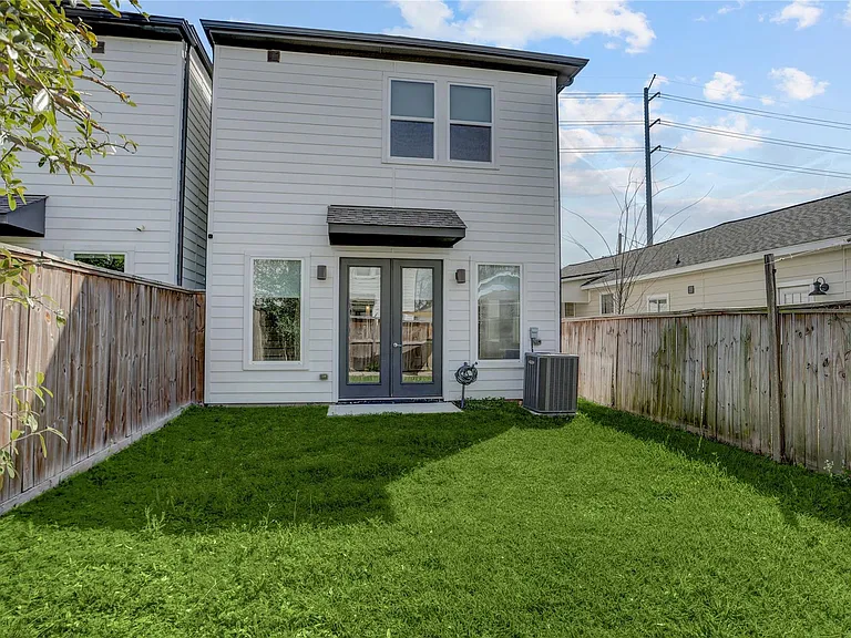 2413 Chapman St — Photo 18