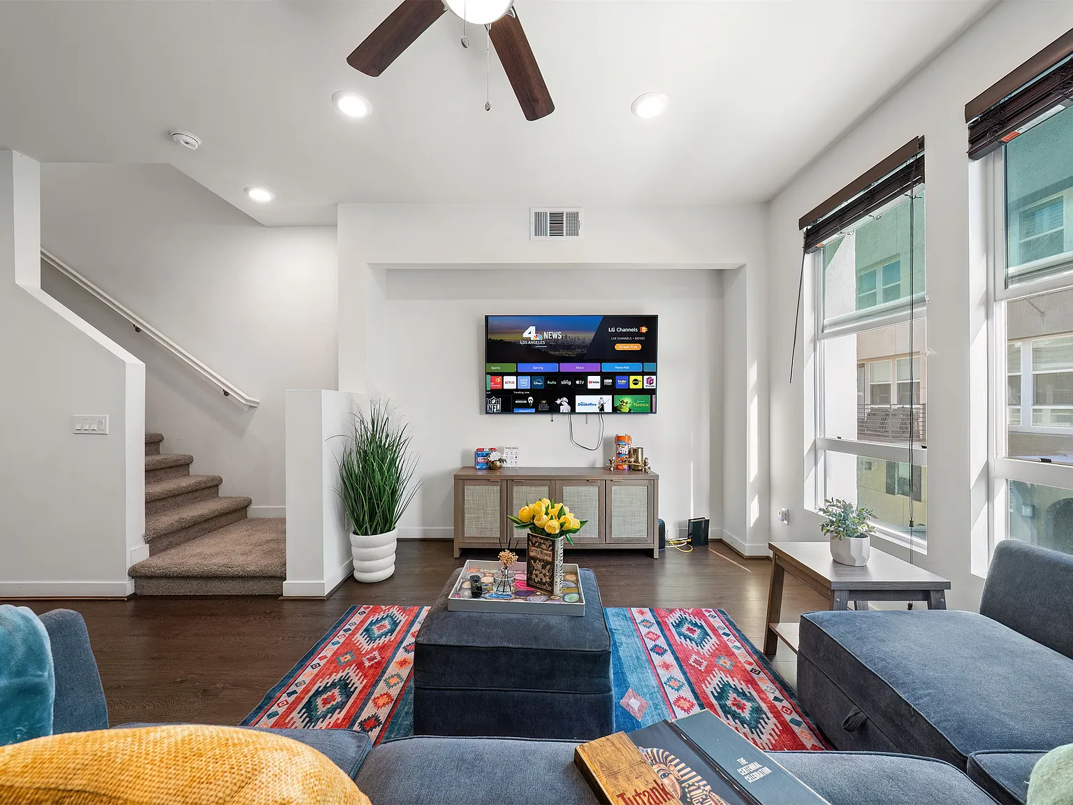 3 bed, 3.5 bath, 1650 sqft, $5,700 — Photo 3