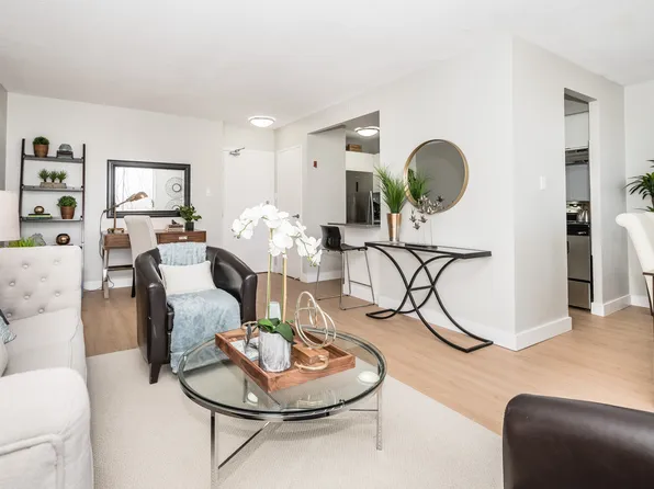 955 Warwick Ct, Burlington, ON L7T 3Z6