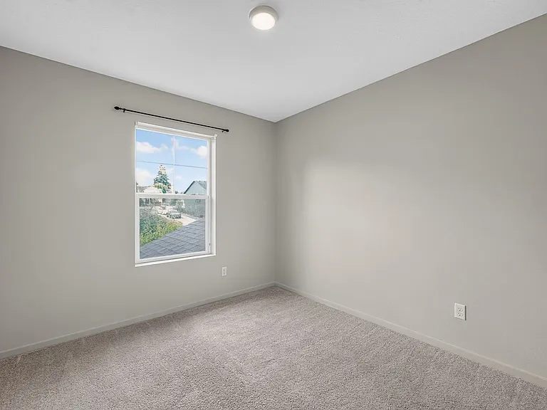 913 N 18th Ter — Photo 10