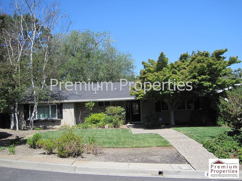 1st image of 108 Golden Hill Pl