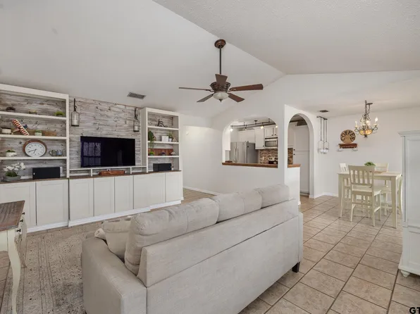 400 S Town Dr #308, Tyler, TX 75703