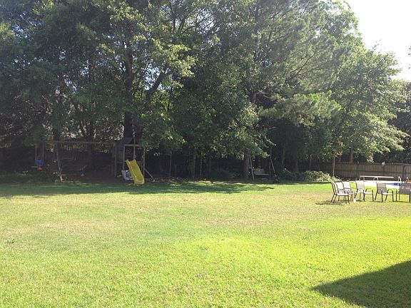 Spacious Back Yard
