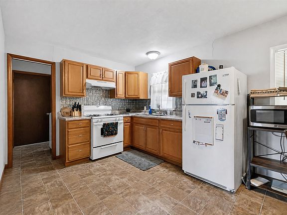4th image of 102 W Lewis St