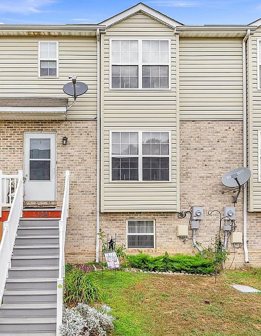 1st image of 104 Liborio Dr #1