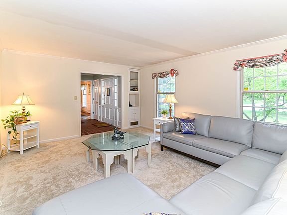 5th image of 305 Pine Dr