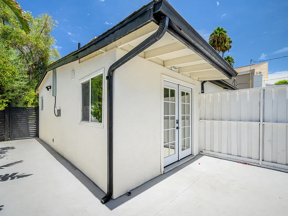 22432 Burbank Blvd #1/2