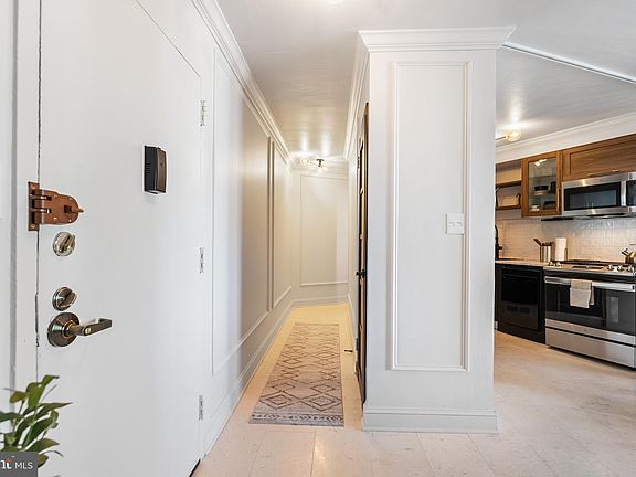 3rd image of 501 Slaters Ln APT 901